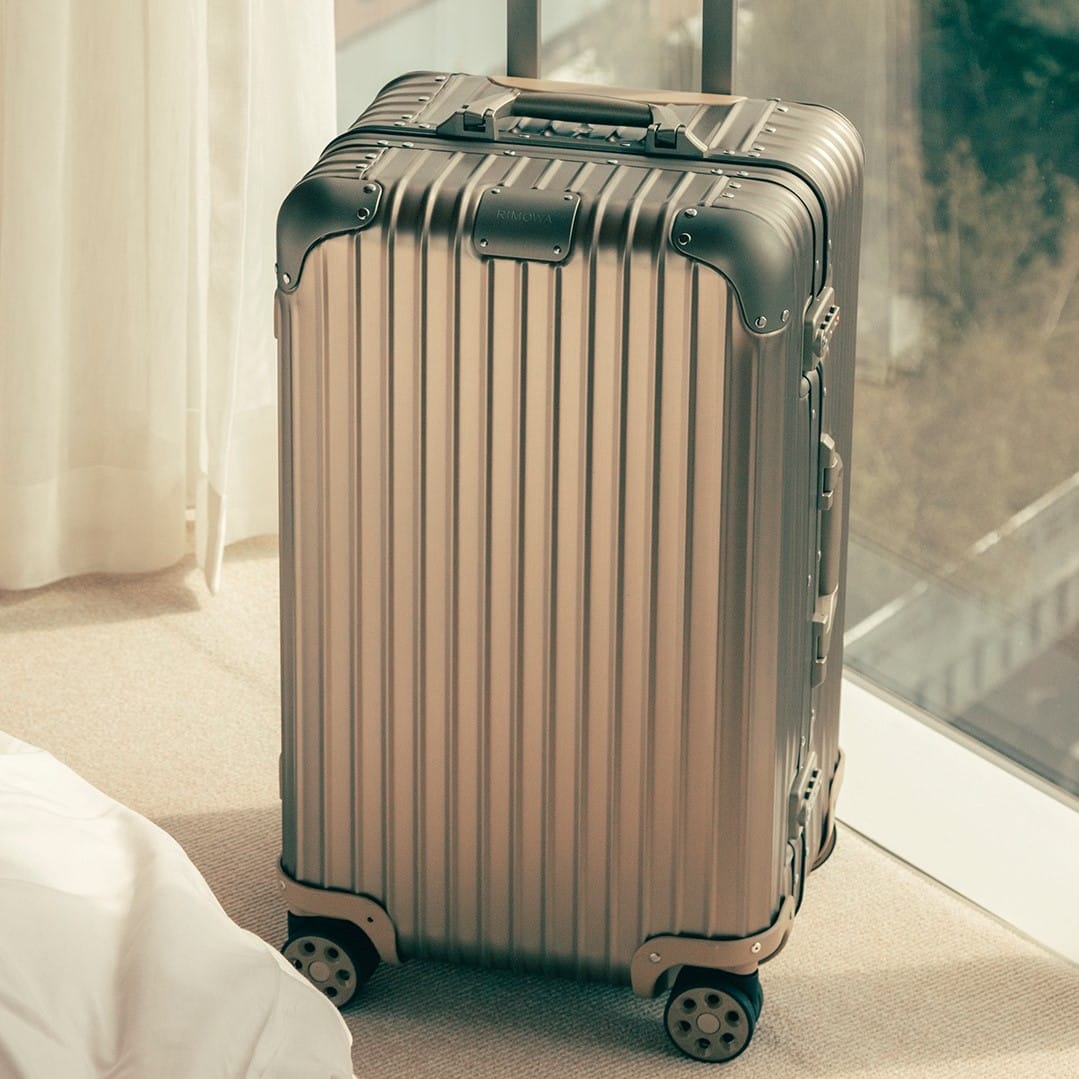 inside rimowa luggage